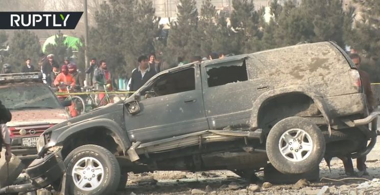 بالفيديو.. مقتل 3 وإصابة العشرات في تفجيرٍ انتحاري في كابول