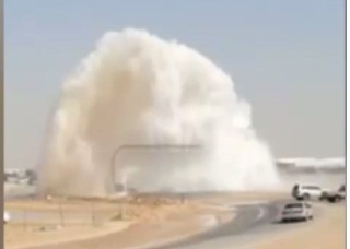 بالفيديو.. عزل منطقة انفجار خط مياه #الرياض حتى إصلاحه‎