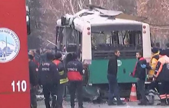 بالصور.. مقتل 13 وإصابة 48 بانفجار استهدف حافلة جنود تركية