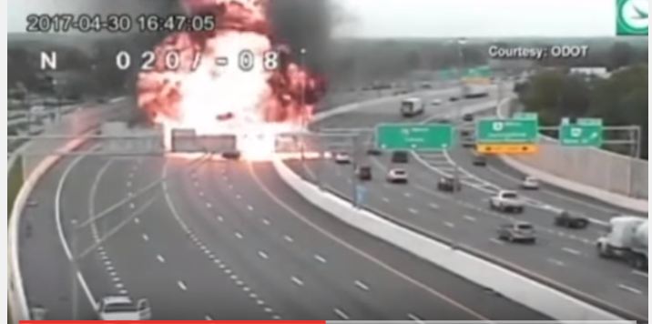 بالفيديو.. لحظة انفجار ناقلة نفط صدمتها مركبة صغيرة