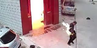 شاهد.. اشتعال رجل بسبب انفجار غاز في الصين