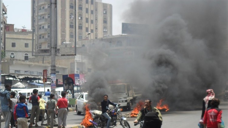 انفجار قتبلة يقتل 15 يمنيًا في الضالع
