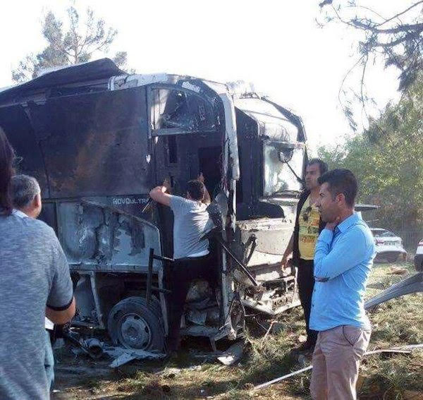 بالصور.. 13 مصابا في انفجار سيارة شرطة في ديار بكر التركية