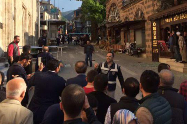 شاهد بالصور والفيديو.. مصرع وإصابة 11 شخصًا في تفجير #بورصة بتركيا
