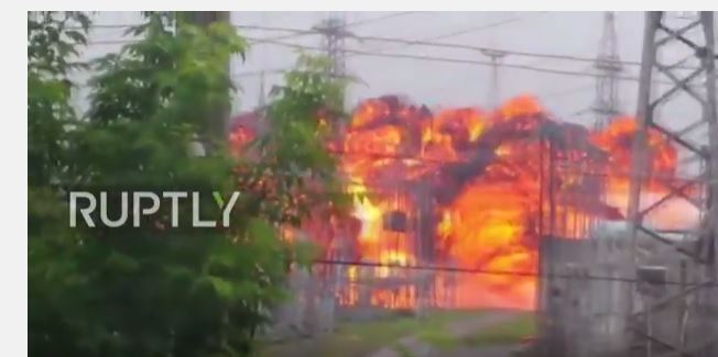 بالفيديو.. لحظة انفجار محطة كهرباء واشتعال النيران بها