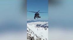 شاهد.. عملية إنقاذ مثيرة لمتسلقين فوق قمة جبال ثلجية