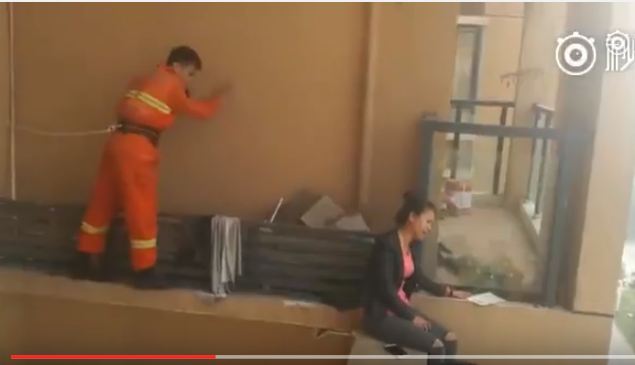 بالفيديو.. شجاعة رجل إطفاء تنقذ امرأة حاولت الانتحار من الطابق الـ15