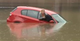 شاهد.. لحظة إنقاذ امرأة بعد غرق سيارتها