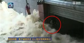 شاهد.. هكذا تم إنقاذ رجل من فيضان الصين