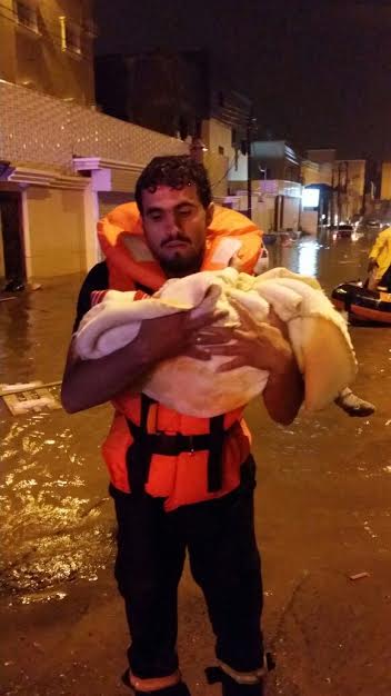 الصورة تتحدث ..  رجل دفاع مدني ينقذ رضيعاً من الغرق