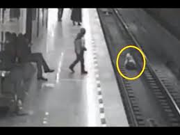 شاهد.. إنقاذ صبي سقط في مسار القطارات في روسيا