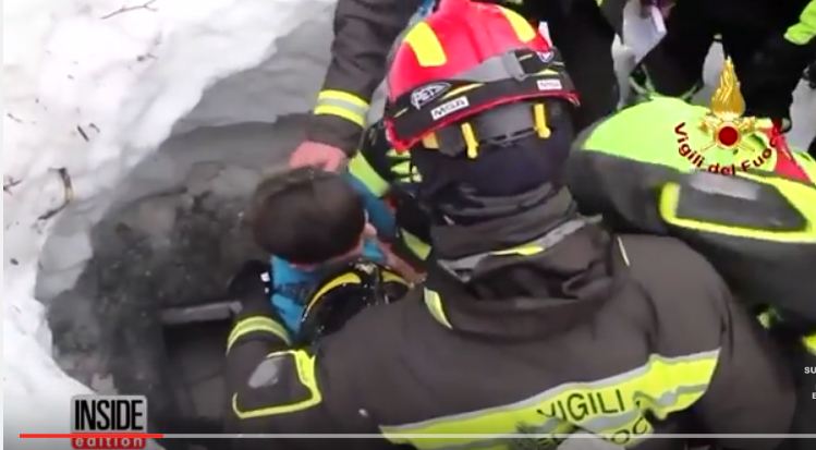 بالفيديو.. لحظة إنقاذ طفل دفن تحت فندق بعد انهيار جليدي بإيطاليا