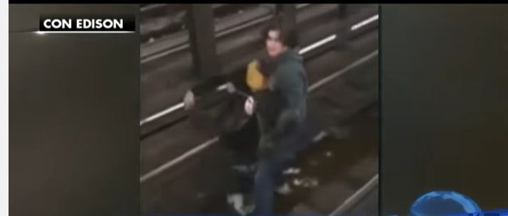 بالفيديو.. شاب يغامر بحياته لإنقاذ طفل سقط أمام القطار