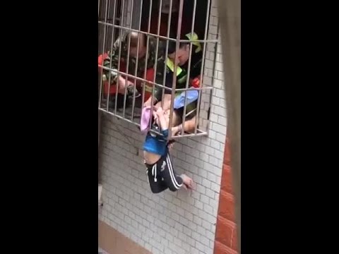شاهد.. إنقاذ طفل صغير علق بنافذة