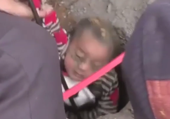 بالفيديو .. إنقاذ طفل من بئر بعمق 90 مترًا
