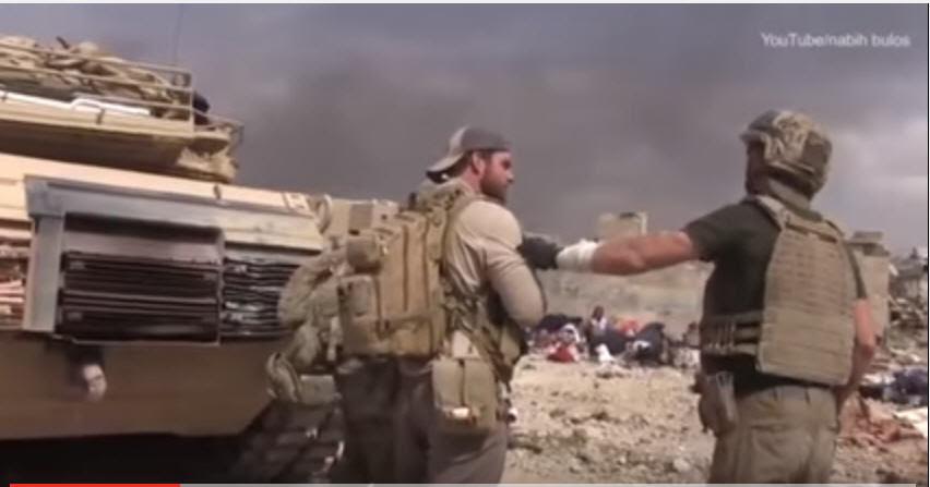 شاهد.. جندي يدخل وسط النيران لإنقاذ فتاة من طلقات “داعش”