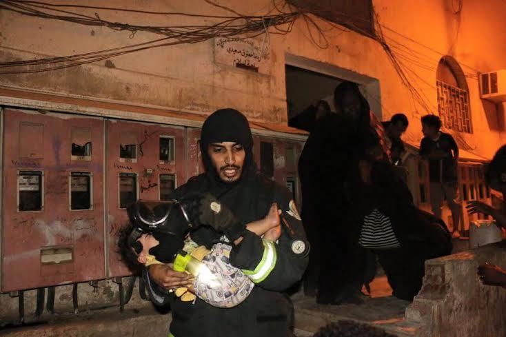 حريق يخلي 36 شخصًا من مبنى في #مكة
