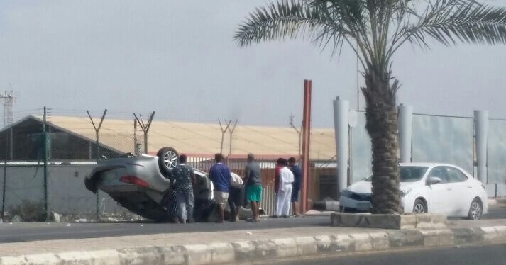 إصابة شابين في حادث انقلاب مركبة بطريق مطار جازان