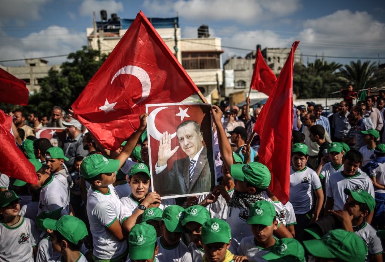 المئات يتظاهرون في إسطنبول دعماً للشرعية وتنديداً بمحاولة الانقلاب