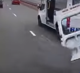 بالفيديو.. شاحنة يطير بابها على طريق سريع ويصطدم بالسيارات