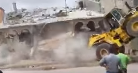 فيديو .. لحظة انهيار منزل فوق جرافة بفلسطين
