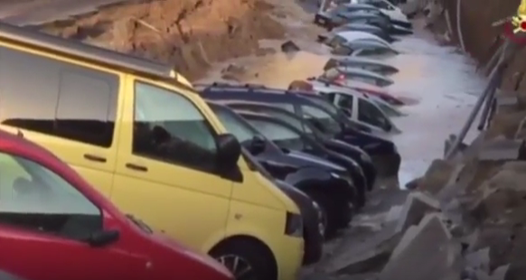 بالفيديو .. انهيار أرضي لشارع بإيطاليا والمياه تغمر السيارات