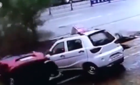 شاهد.. انهيار أرضي يبتلع السيارات بأحد شوارع الصين