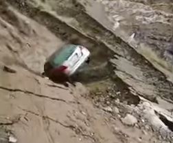 بالفيديو.. انهيار الطريق السياحي ببني سعد جنوب #الطائف بسبب السيول