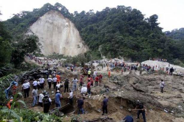 ارتفاع حصيلة انزلاق التربة في كولومبيا إلى 254 قتيلاً
