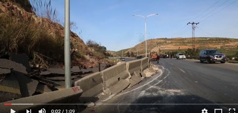 بالفيديو.. انهيار جبلي يغلق طريقاً بالأردن