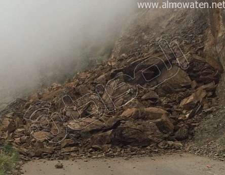صورة.. انهيار جبلي يقطع طريق قرى #حسوة في #رجال_ألمع