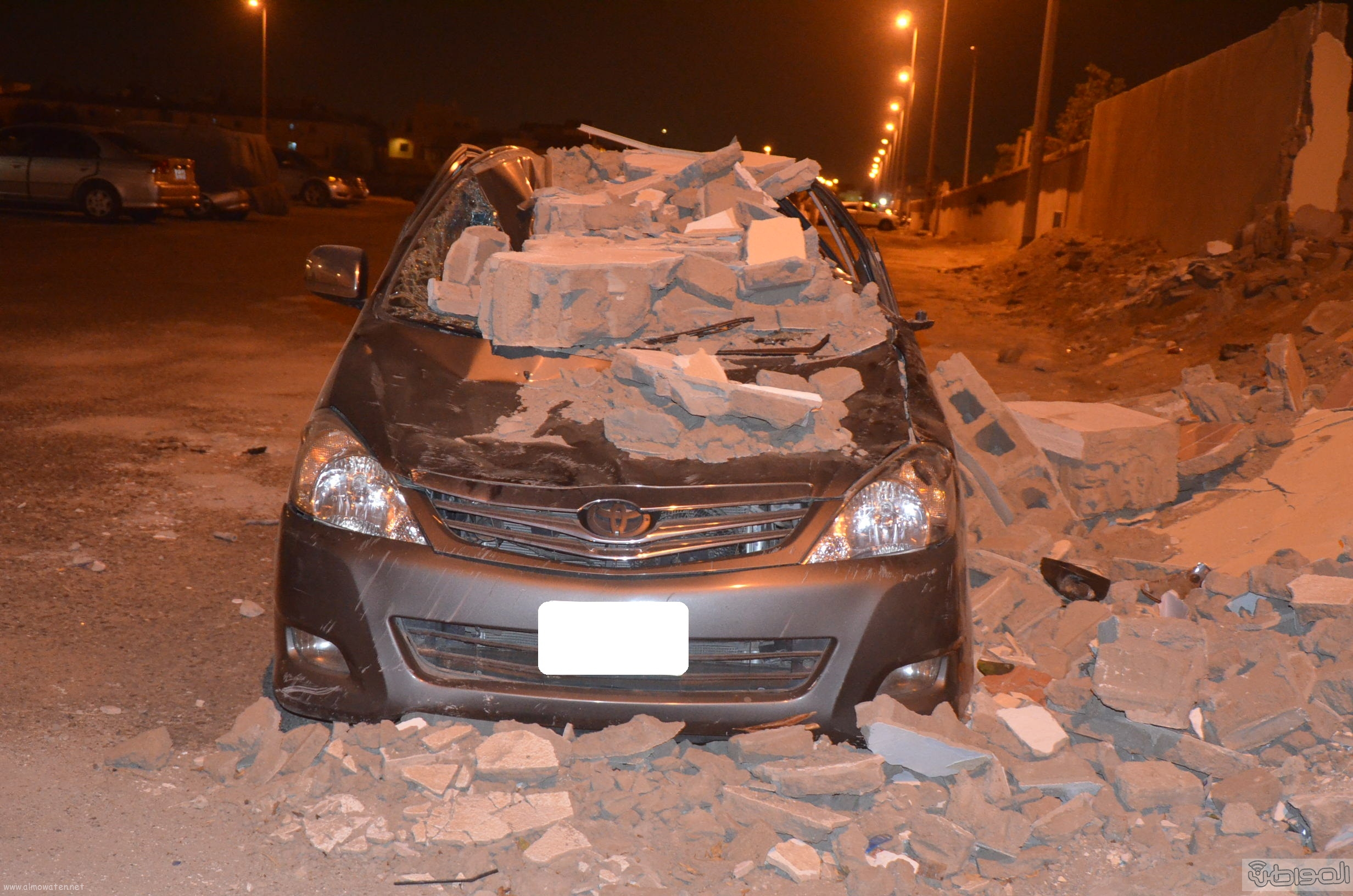 انهيار جدار على سيارة بـ #جدة .. والمسؤولون بلا حراك