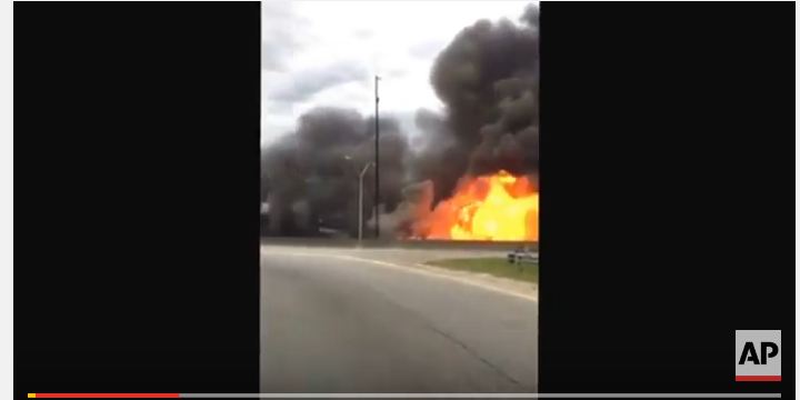 بالفيديو.. لحظة انهيار جسر بسبب حريق بعد اشتباكات أتلانتا