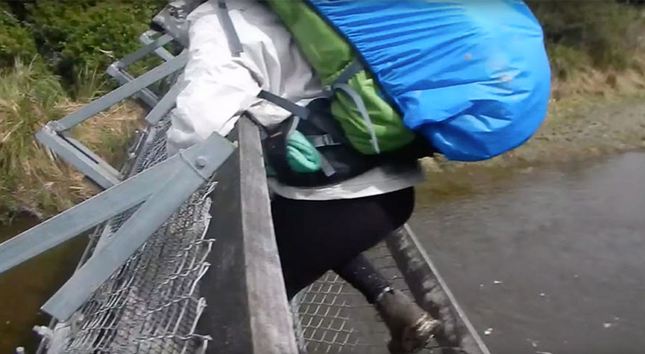 بالفيديو..ماذا يحدث عندما ينهار جسر معلق تحت أقدام من يعبره؟