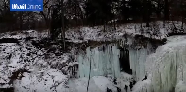 بالفيديو.. انهيار جليدي فوق سائحين لحظة التقاط صورة تذكارية