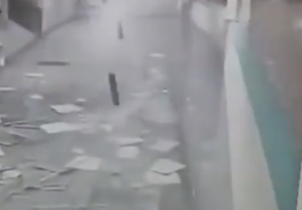 نجاة رجلين من انهيار سقف في مترو شنغهاي