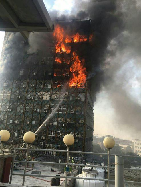 بالفيديو.. تصوير مباشر للحظة انهيار برج محترق في #إيران