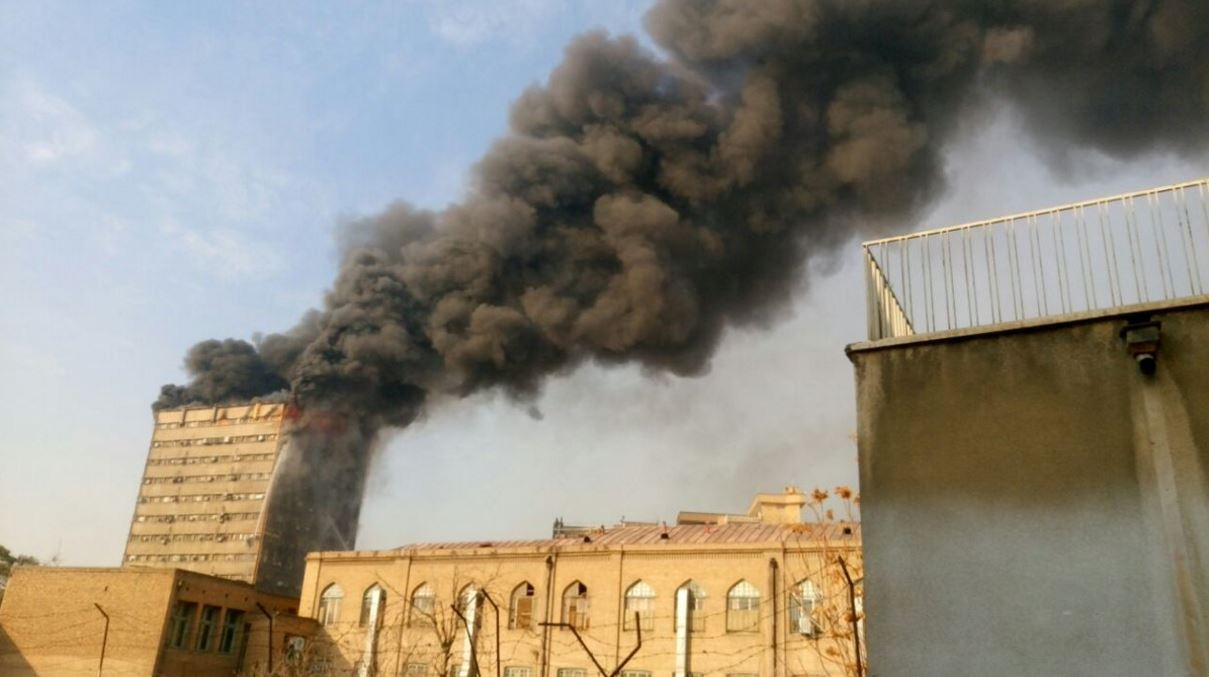 بالفيديو والصور.. لحظة انهيار مبنى مكون من 15 طابق ومقتل 75 إيراني