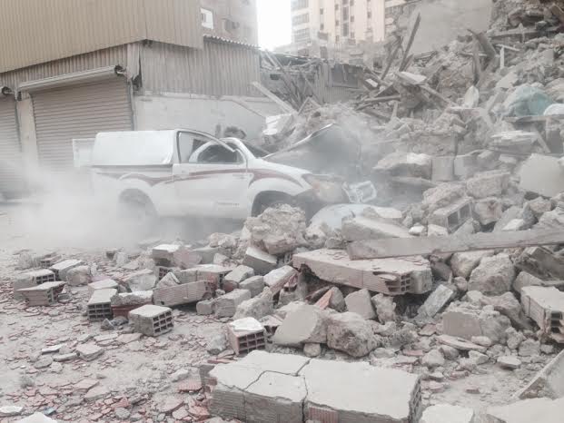 بالصور.. مصرع مقيم وإصابة آخر بانهيار مبنى تاريخي وسط #جدة