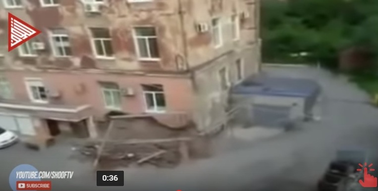 شاهد.. انهيار مبنى في روسيا بعد خروج السكان بلحظات