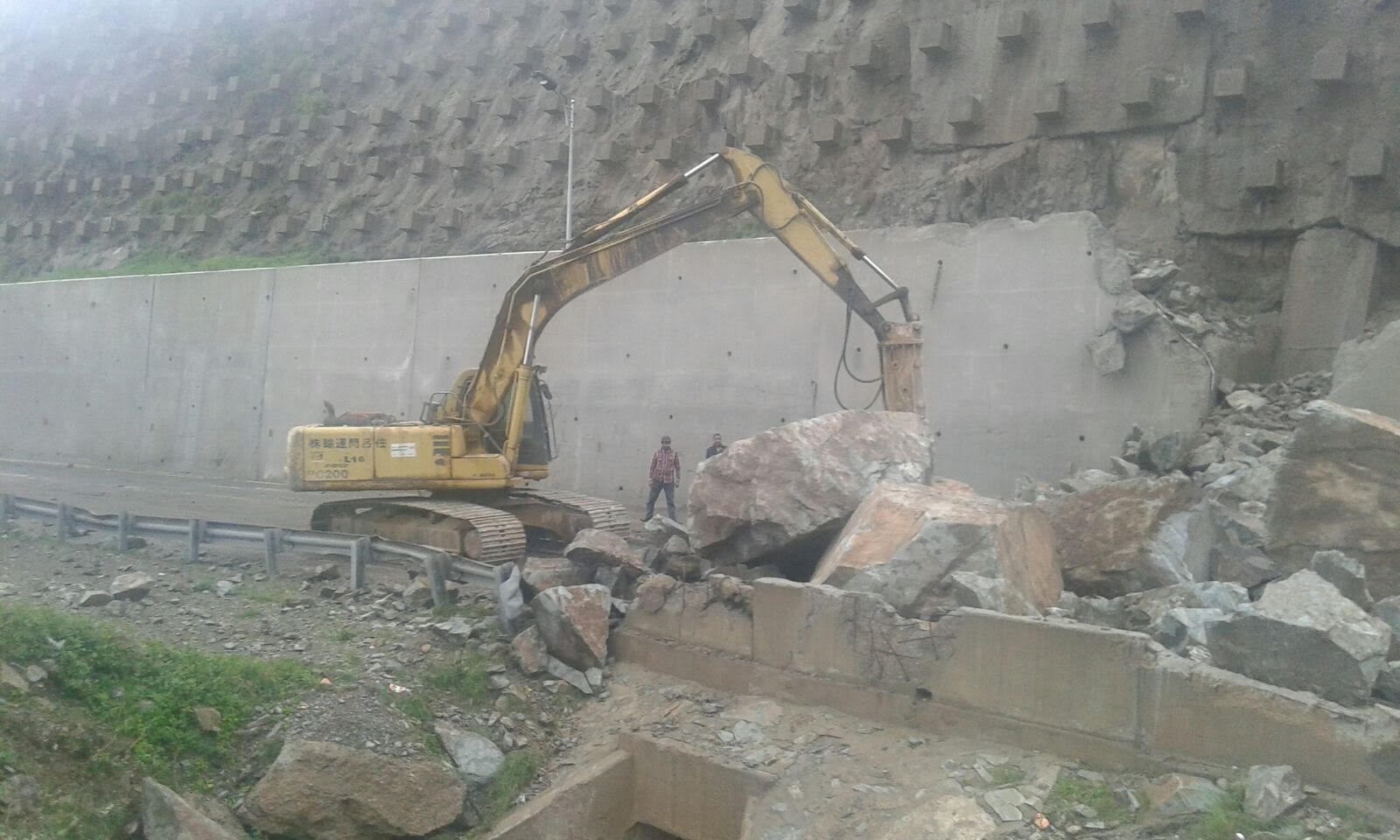 بالصور.. مدني #الباحة يواصل إزالة انهيارات الصخور