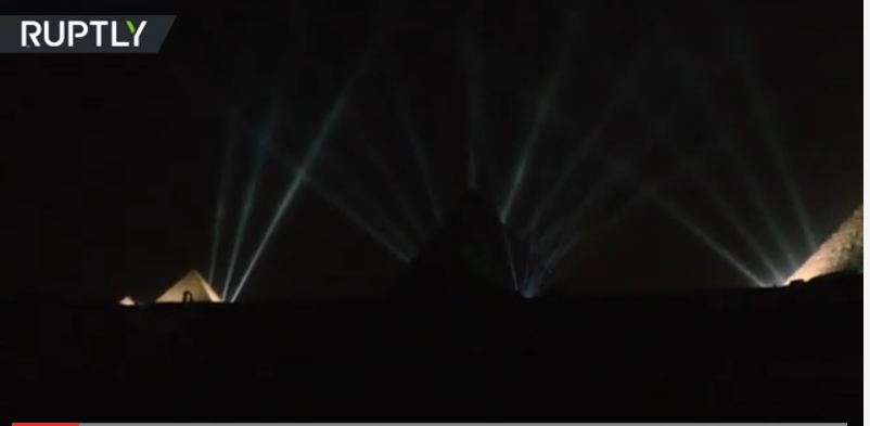 بالفيديو.. منظر غريب لأهرامات الجيزة مع بداية العام الجديد