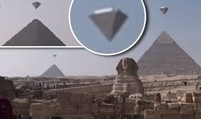 لقطات لأجسام غريبة تحوم حول الأهرامات