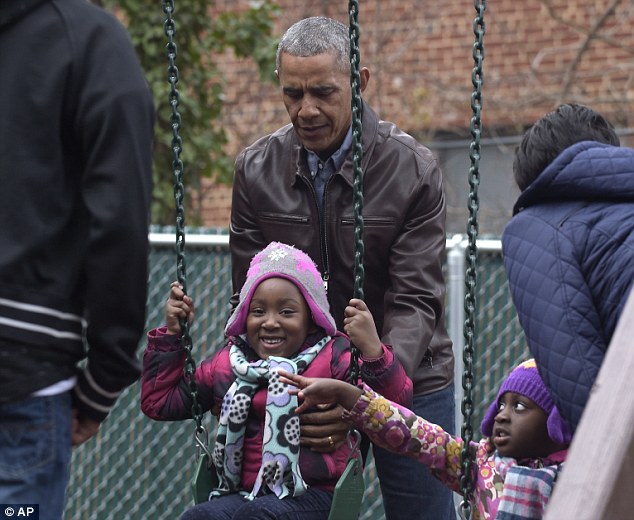 شاهد.. أوباما وزوجته يستعيدان ذكريات الطفولة مع المشرّدين