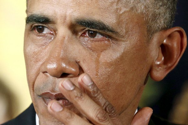 لهذا السبب.. أوباما يبكي بصحبة ابنته ماليا