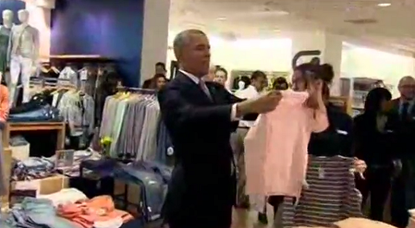 بالفيديو .. أوباما يتسوق لابنتيه ويرفض شراء قميص يكشف الكتف