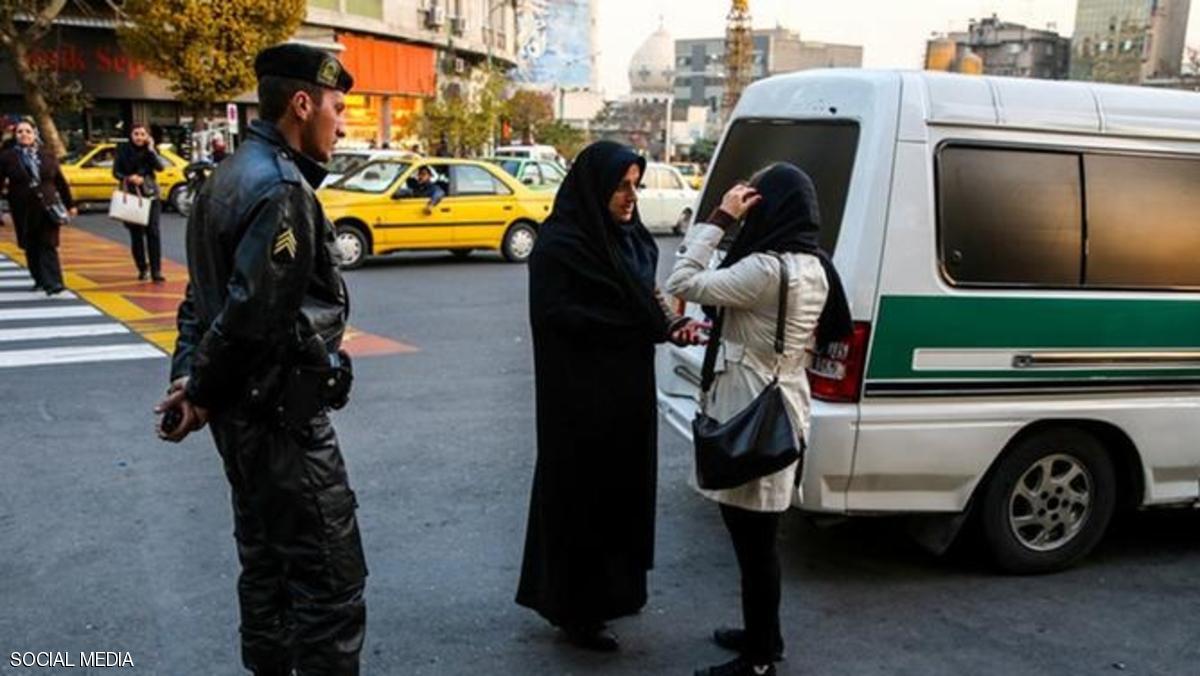 سائق دراجة نارية يُلقي قنبلة على سيارة شرطة إيرانية بكردستان