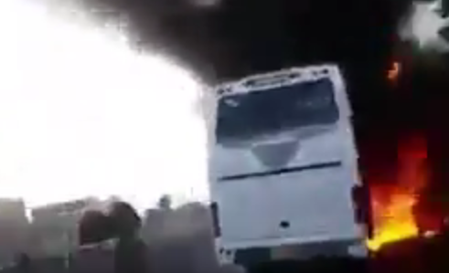 بالفيديو.. #إيران تحرق حافلة بحرينية