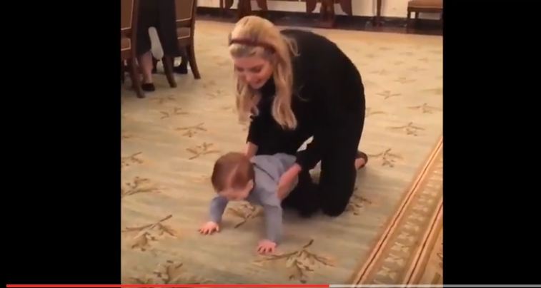بالفيديو.. إيفانكا ترامب تحبو خلف ابنها داخل البيت الأبيض