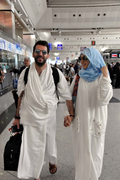 بالصور.. إيمان الباني وزوجها مراد يلدريم بملابس الإحرام